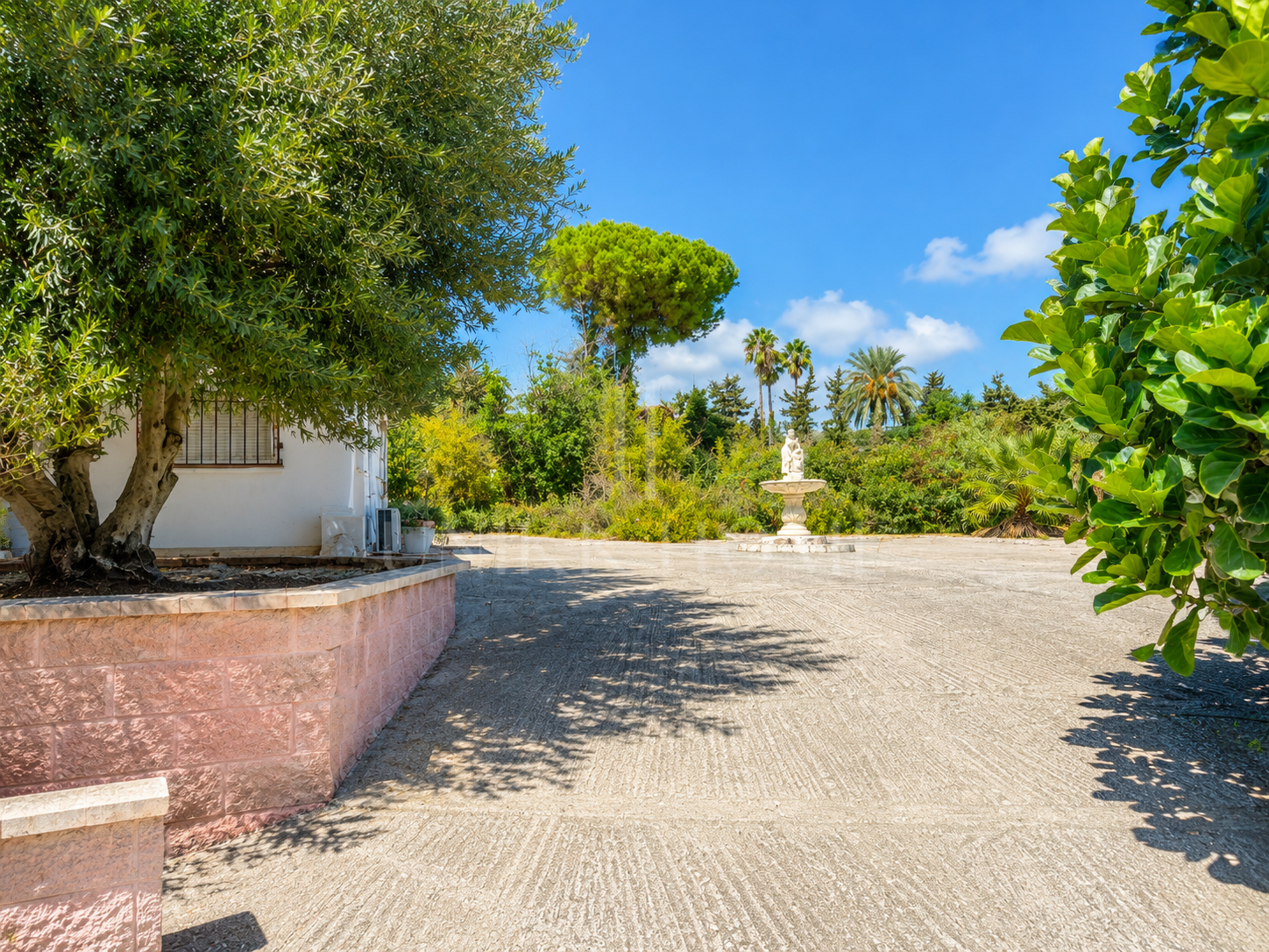 Villa independiente con gran parcela en El Paraíso Medio, Estepona