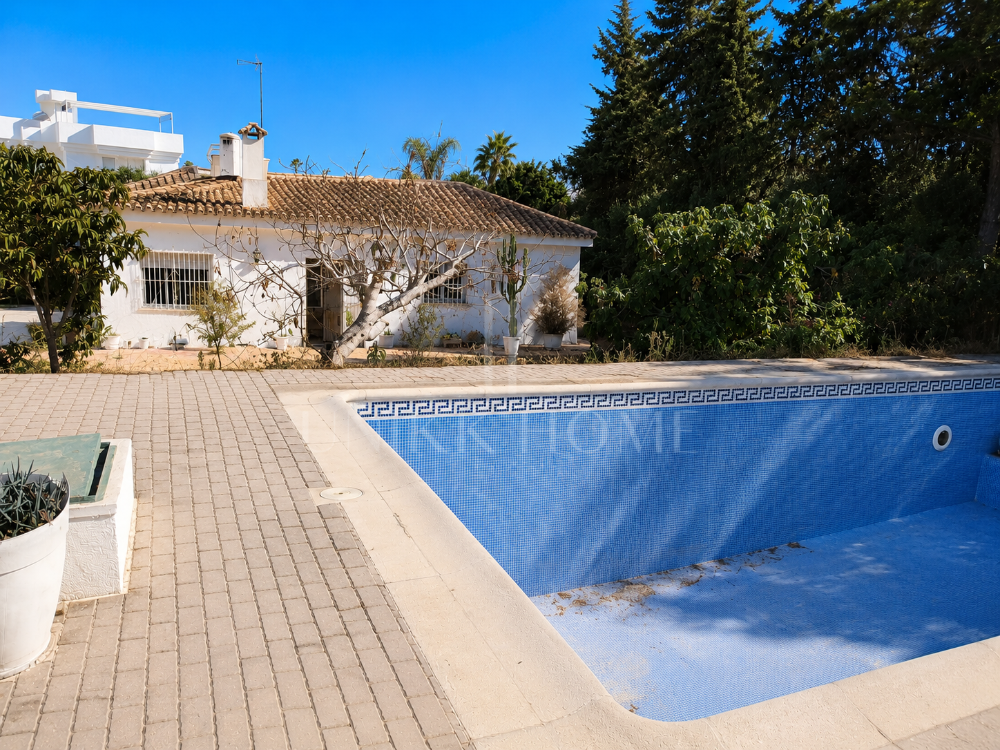 Villa independiente con gran parcela en El Paraíso Medio, Estepona