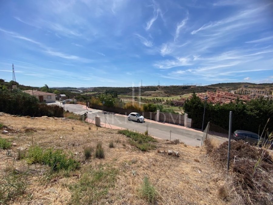Villa de diseño contemporáneo con piscina infinity y solárium en Valle Romano, Estepona