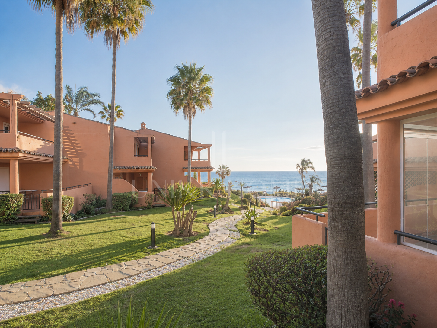 GRONUD FLOOR APARTMENT - 3 BEDROOMS - DIRECT ACCESS TO THE BEACH - ESTEPONA WEST