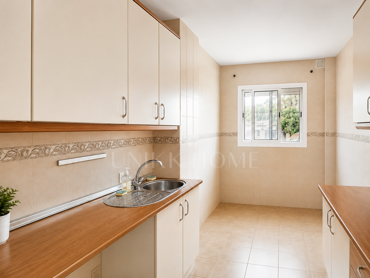 GRONUD FLOOR APARTMENT - 3 BEDROOMS - DIRECT ACCESS TO THE BEACH - ESTEPONA WEST