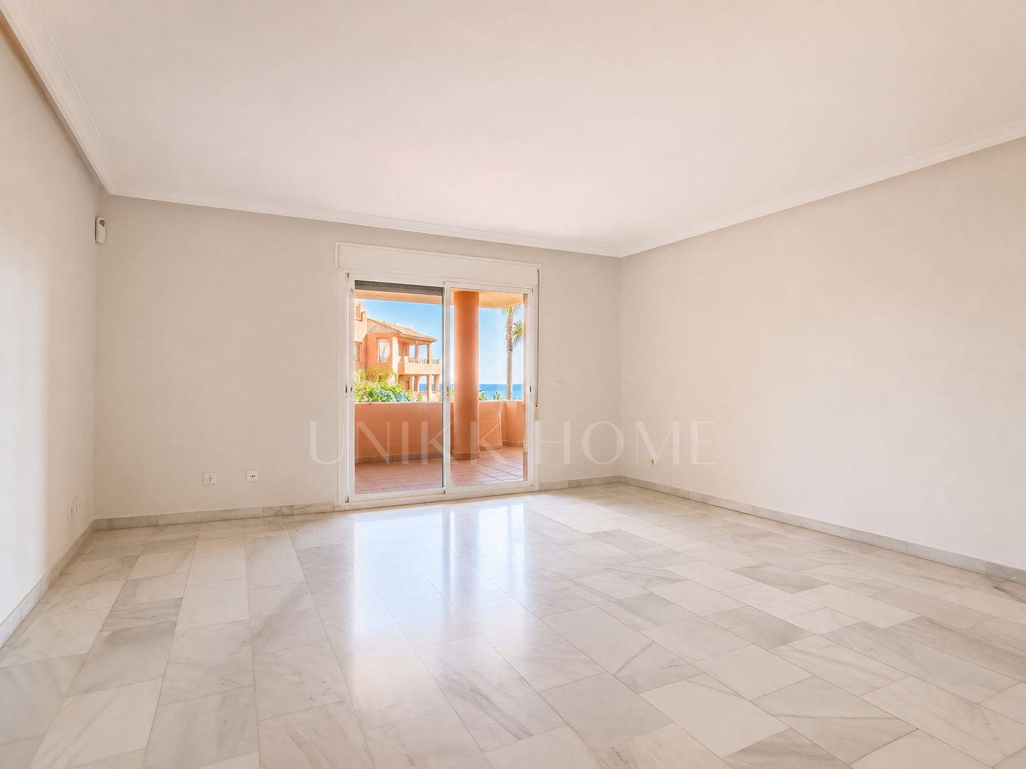 GRONUD FLOOR APARTMENT - 3 BEDROOMS - DIRECT ACCESS TO THE BEACH - ESTEPONA WEST