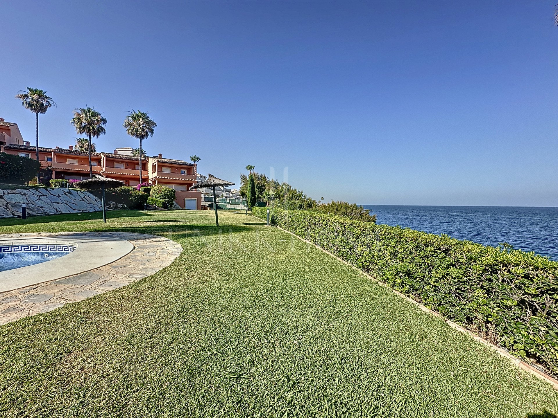 GRONUD FLOOR APARTMENT - 3 BEDROOMS - DIRECT ACCESS TO THE BEACH - ESTEPONA WEST