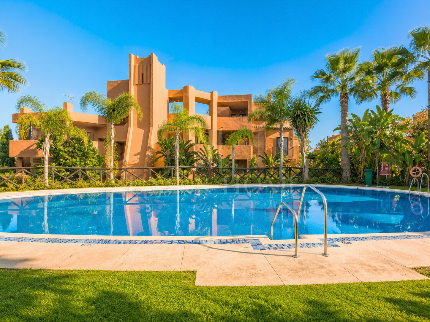 Apartamento con vistas al mar cerca de la playa - Estepona Oeste