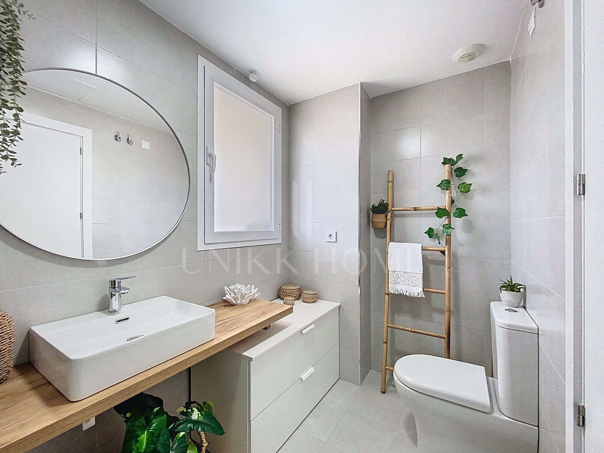 Modern 3-Bedroom Penthouse with Solarium in the Heart of Estepona