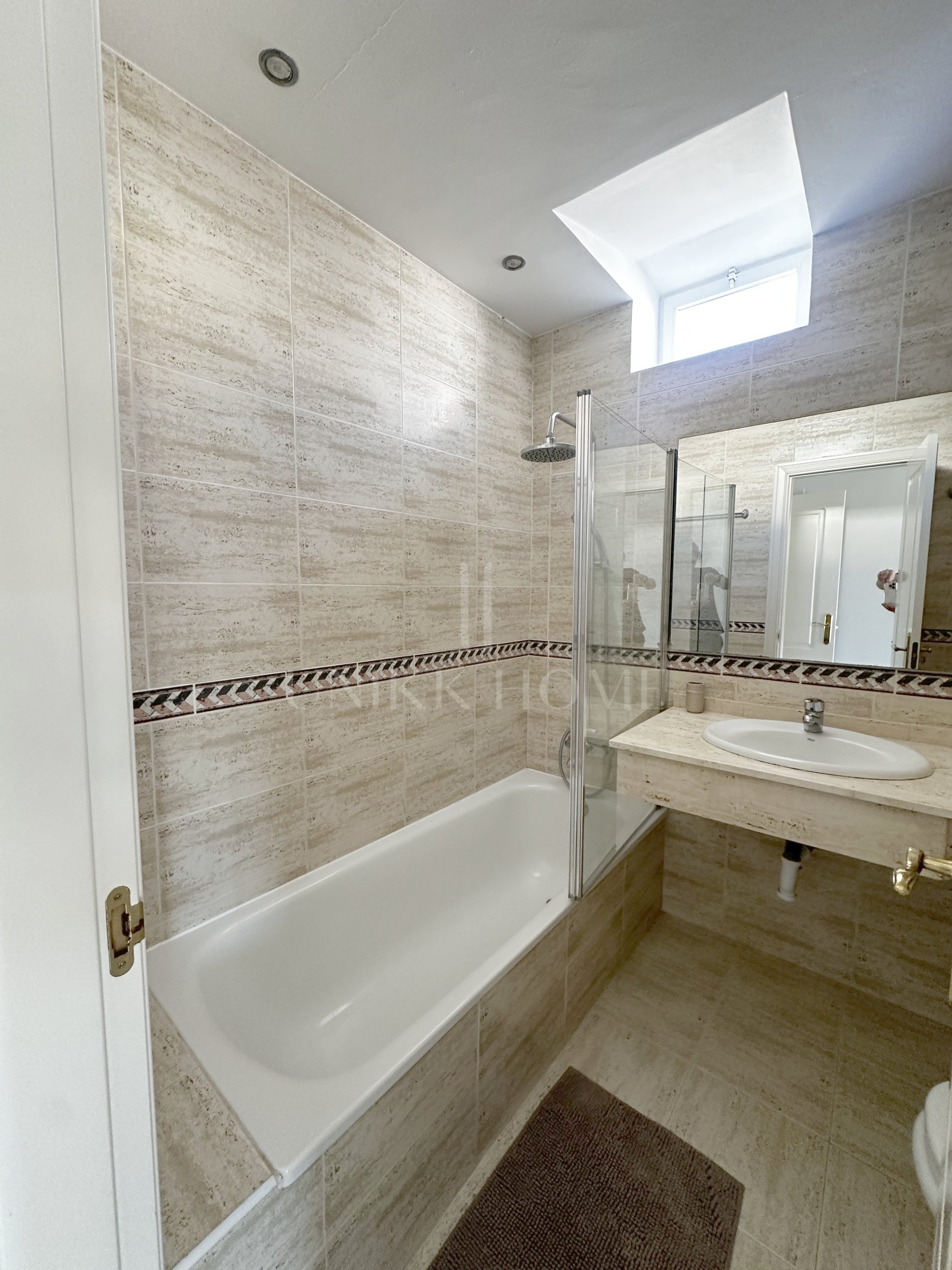 Apartamento de 2 dormitorios con vistas a La Concha y estilo de vida de golf en el corazón de Nueva Andalucía