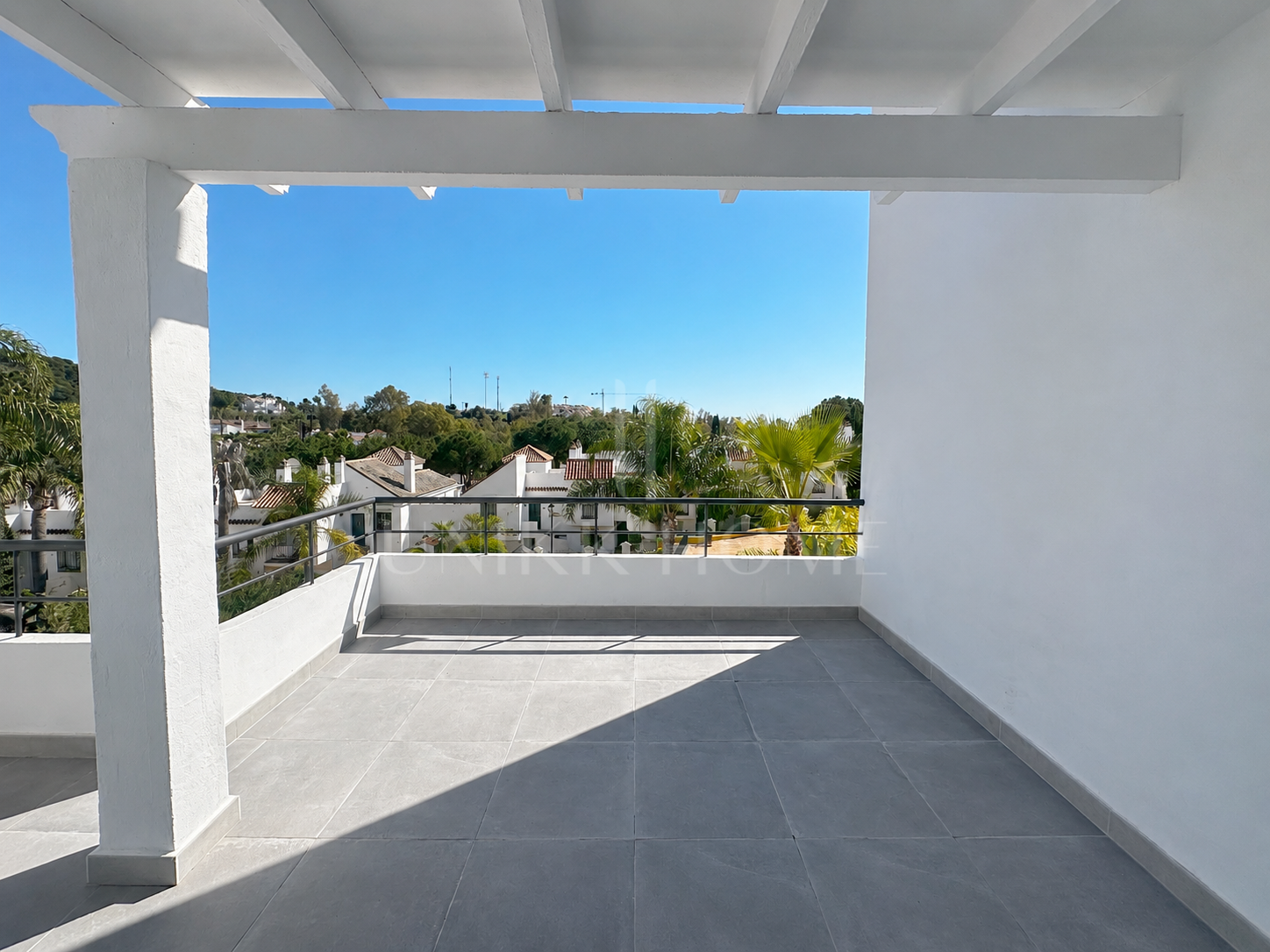 Apartamento de 2 dormitorios con vistas a La Concha y estilo de vida de golf en el corazón de Nueva Andalucía
