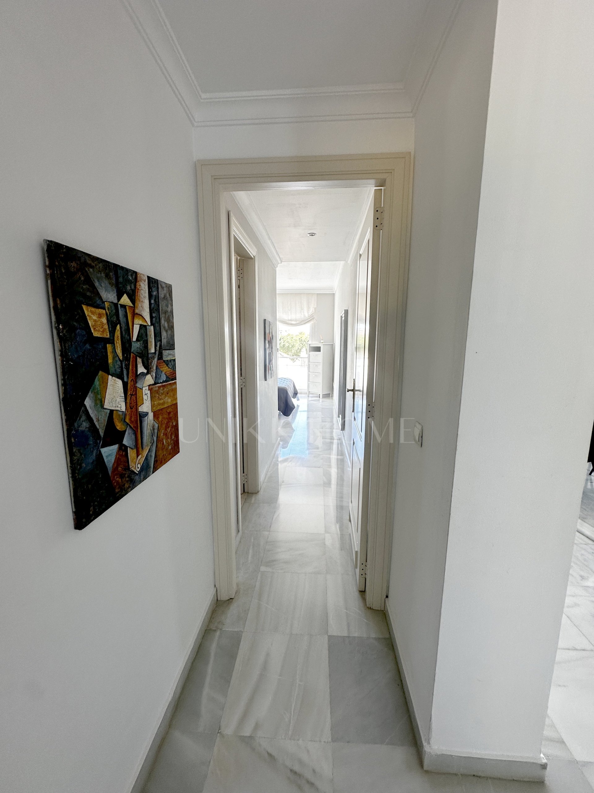 Apartamento de 2 dormitorios con vistas a La Concha y estilo de vida de golf en el corazón de Nueva Andalucía