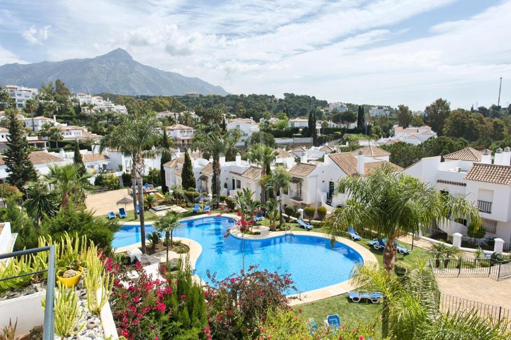 Apartamento de 2 dormitorios con vistas a La Concha y estilo de vida de golf en el corazón de Nueva Andalucía