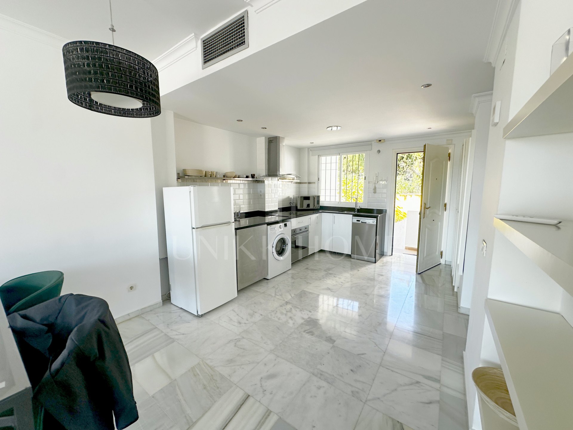 Apartamento de 2 dormitorios con vistas a La Concha y estilo de vida de golf en el corazón de Nueva Andalucía