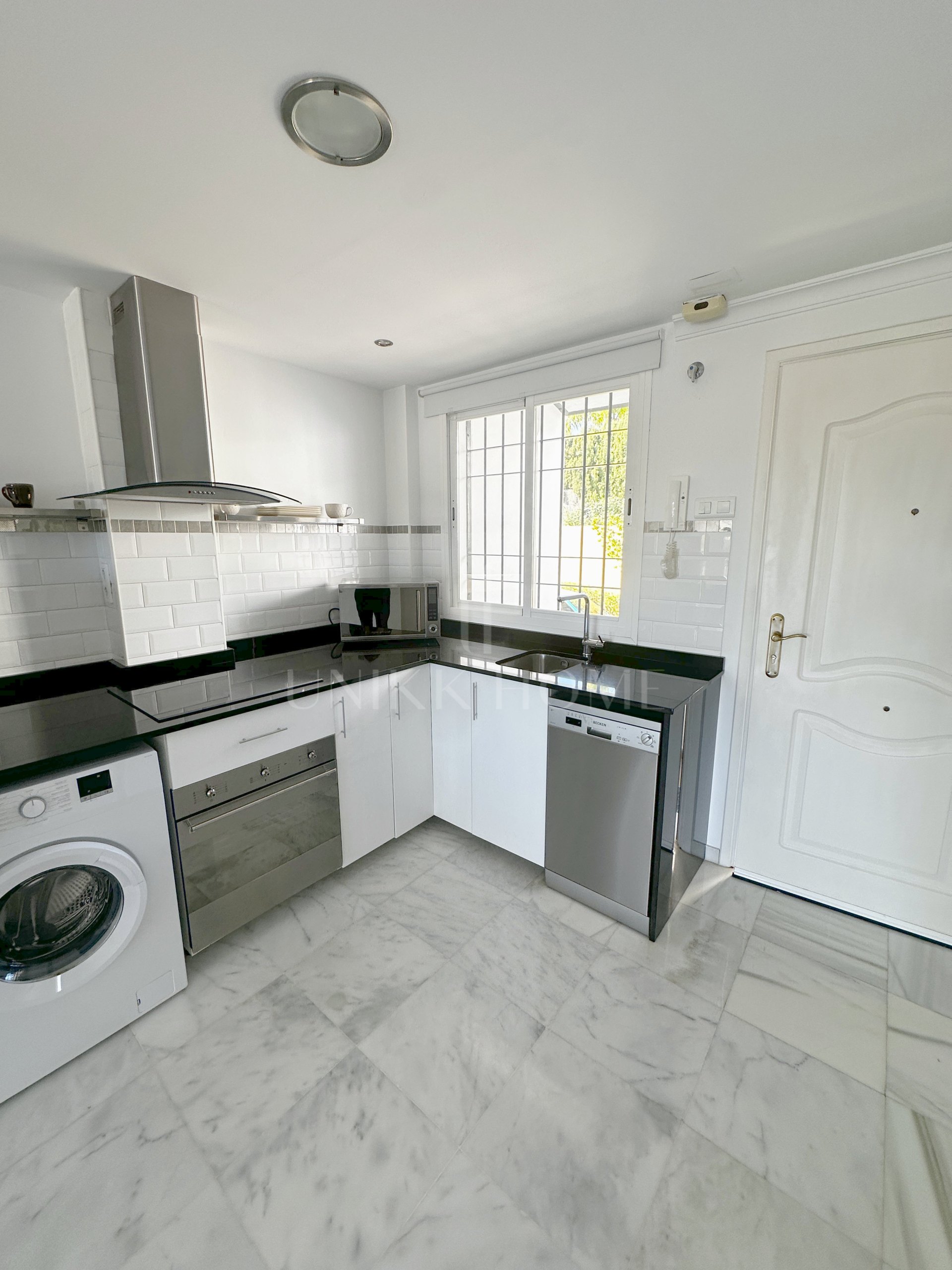 Apartamento de 2 dormitorios con vistas a La Concha y estilo de vida de golf en el corazón de Nueva Andalucía