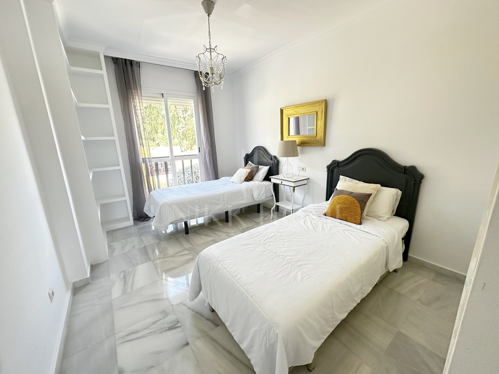 Apartamento de 2 dormitorios con vistas a La Concha y estilo de vida de golf en el corazón de Nueva Andalucía