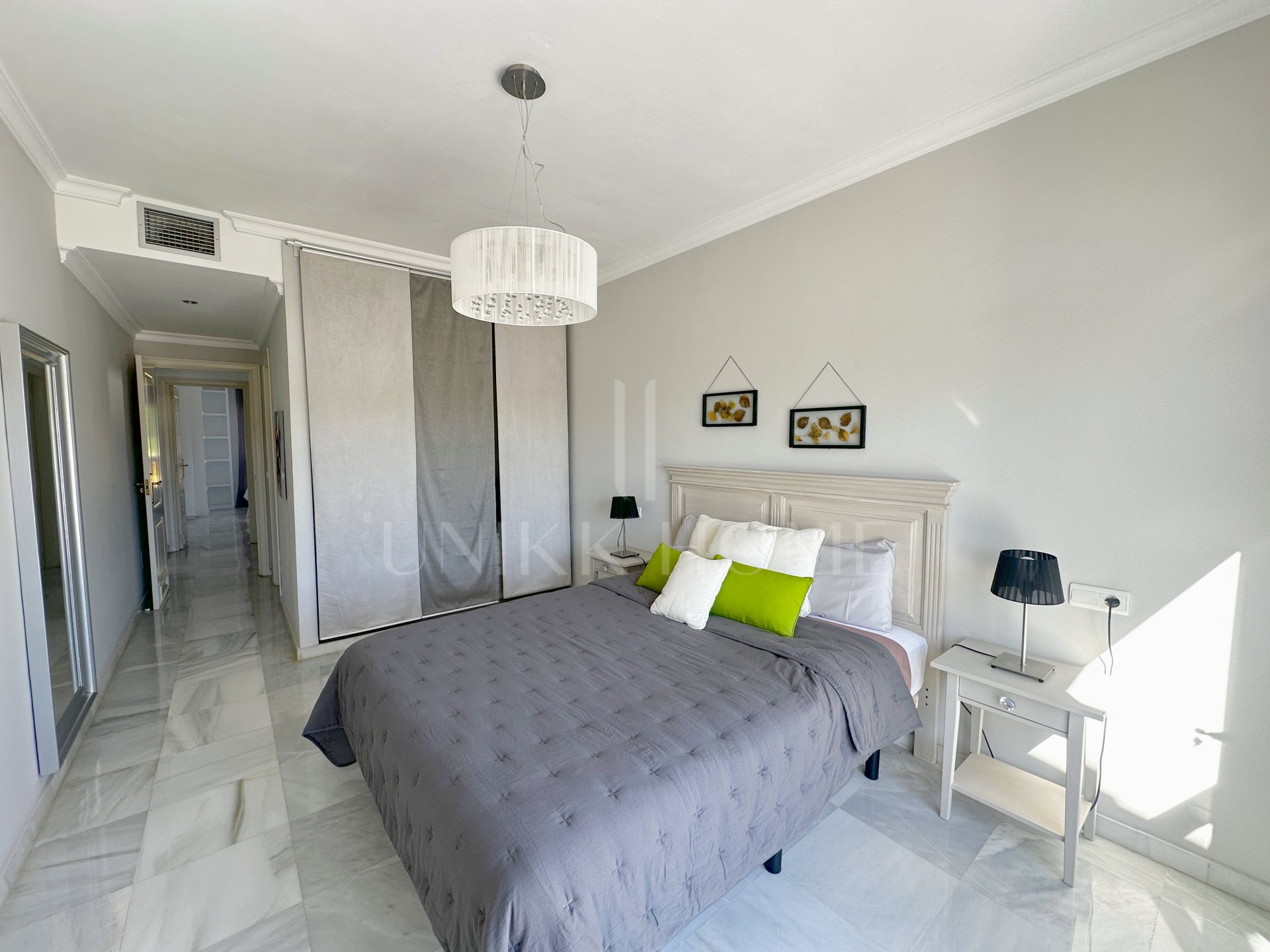 Apartamento de 2 dormitorios con vistas a La Concha y estilo de vida de golf en el corazón de Nueva Andalucía