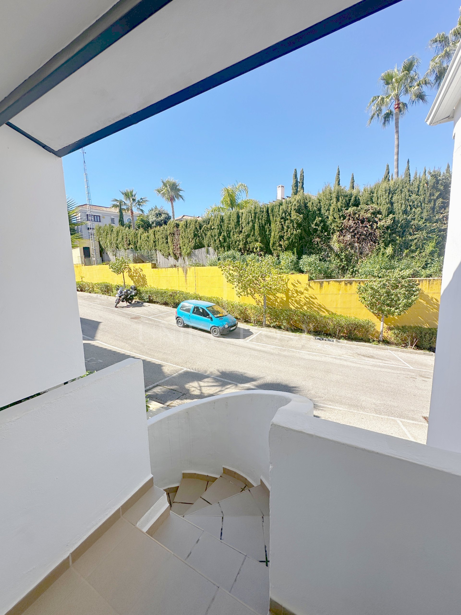 Apartamento de 2 dormitorios con vistas a La Concha y estilo de vida de golf en el corazón de Nueva Andalucía