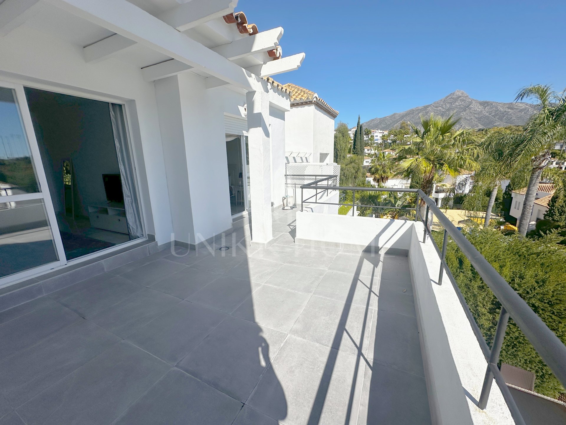 Apartamento de 2 dormitorios con vistas a La Concha y estilo de vida de golf en el corazón de Nueva Andalucía