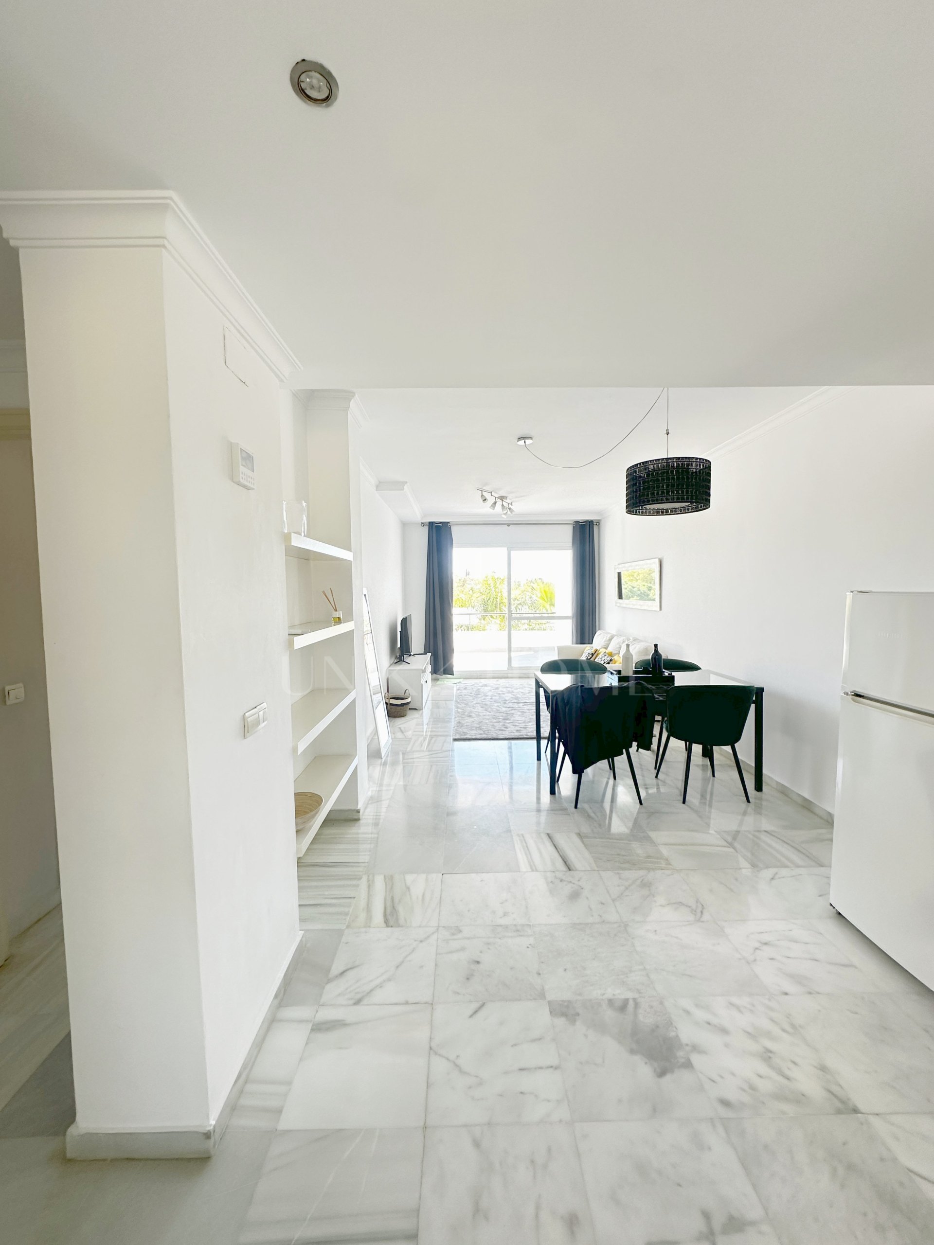 Apartamento de 2 dormitorios con vistas a La Concha y estilo de vida de golf en el corazón de Nueva Andalucía