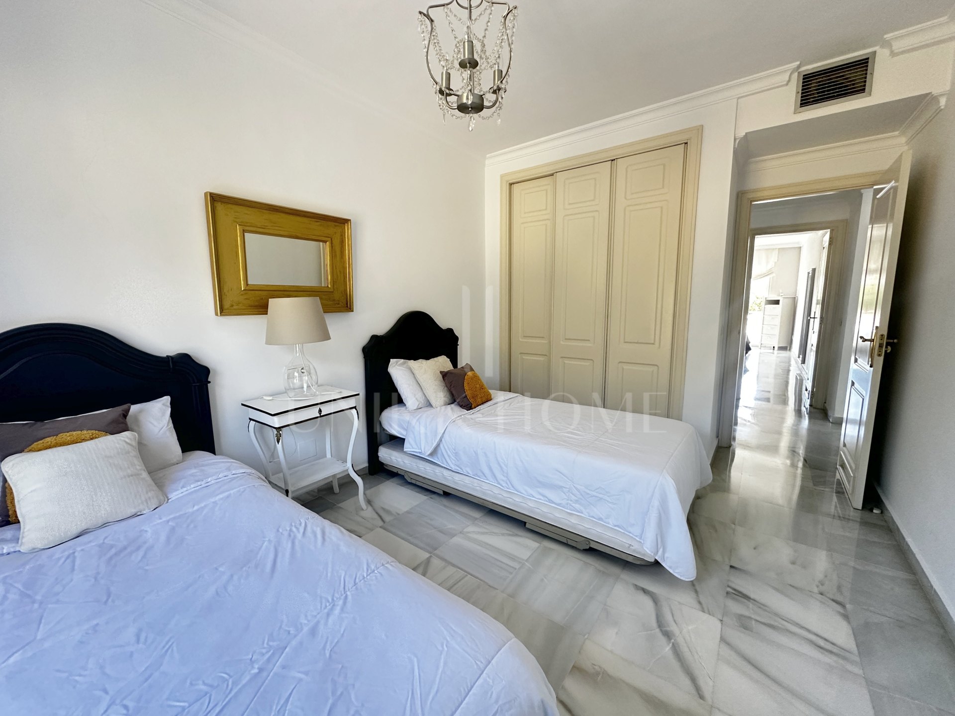 Apartamento de 2 dormitorios con vistas a La Concha y estilo de vida de golf en el corazón de Nueva Andalucía