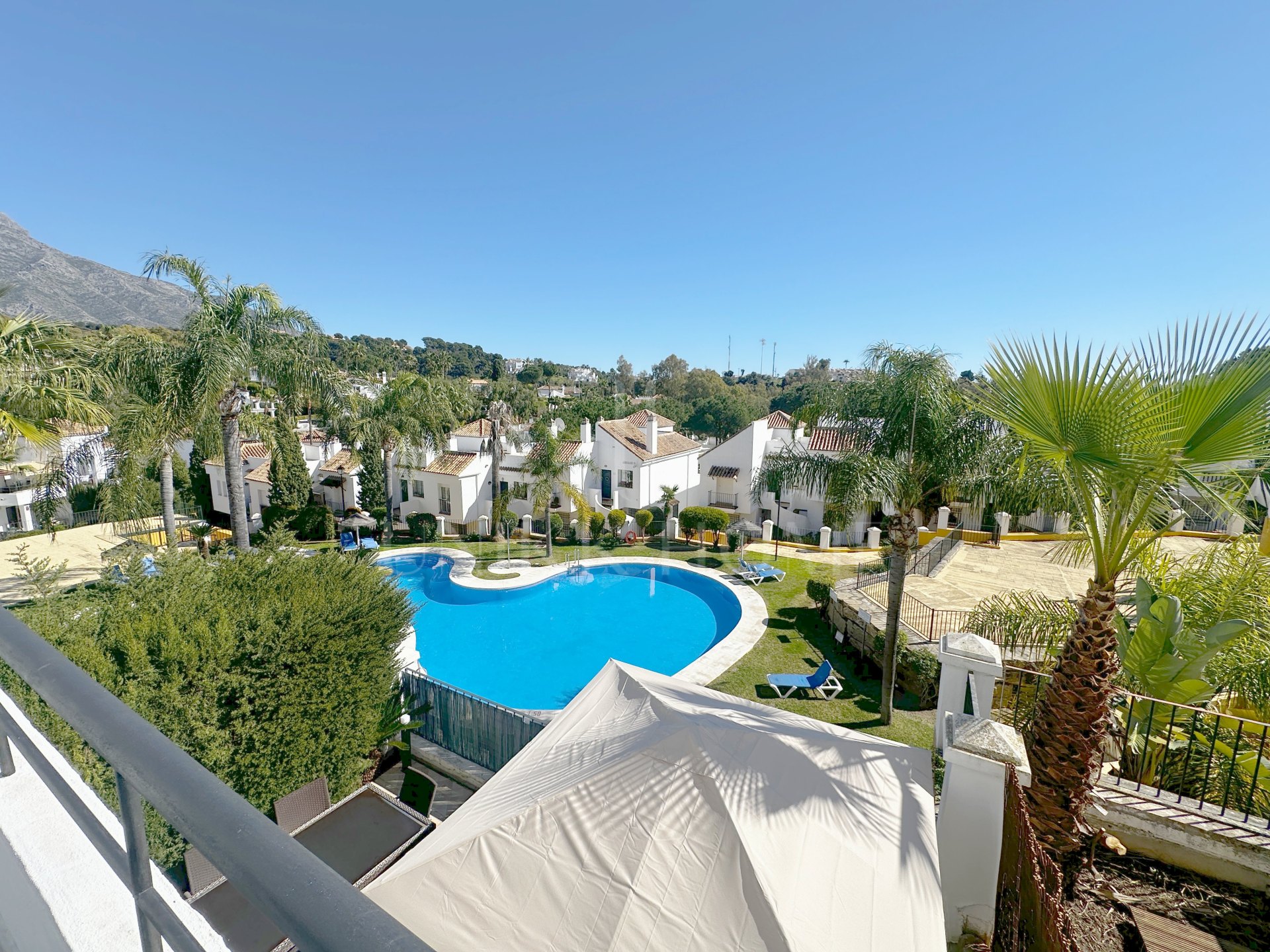 Apartamento de 2 dormitorios con vistas a La Concha y estilo de vida de golf en el corazón de Nueva Andalucía