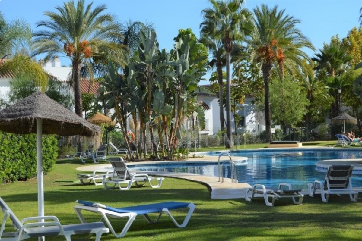 Apartamento de 2 dormitorios con vistas a La Concha y estilo de vida de golf en el corazón de Nueva Andalucía