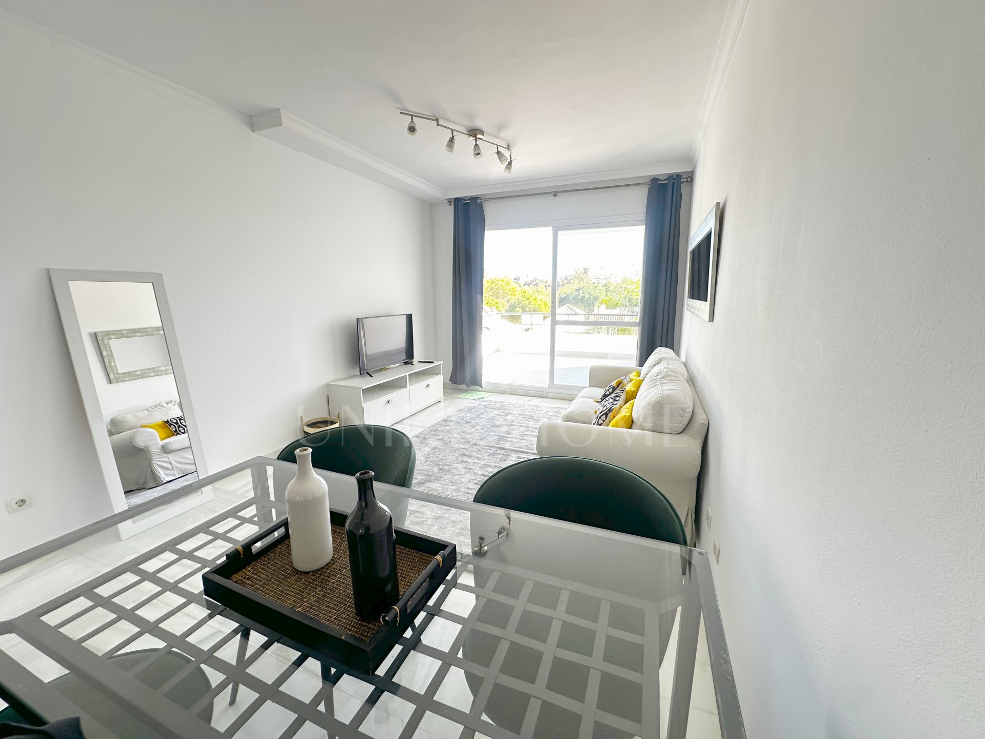 Apartamento de 2 dormitorios con vistas a La Concha y estilo de vida de golf en el corazón de Nueva Andalucía