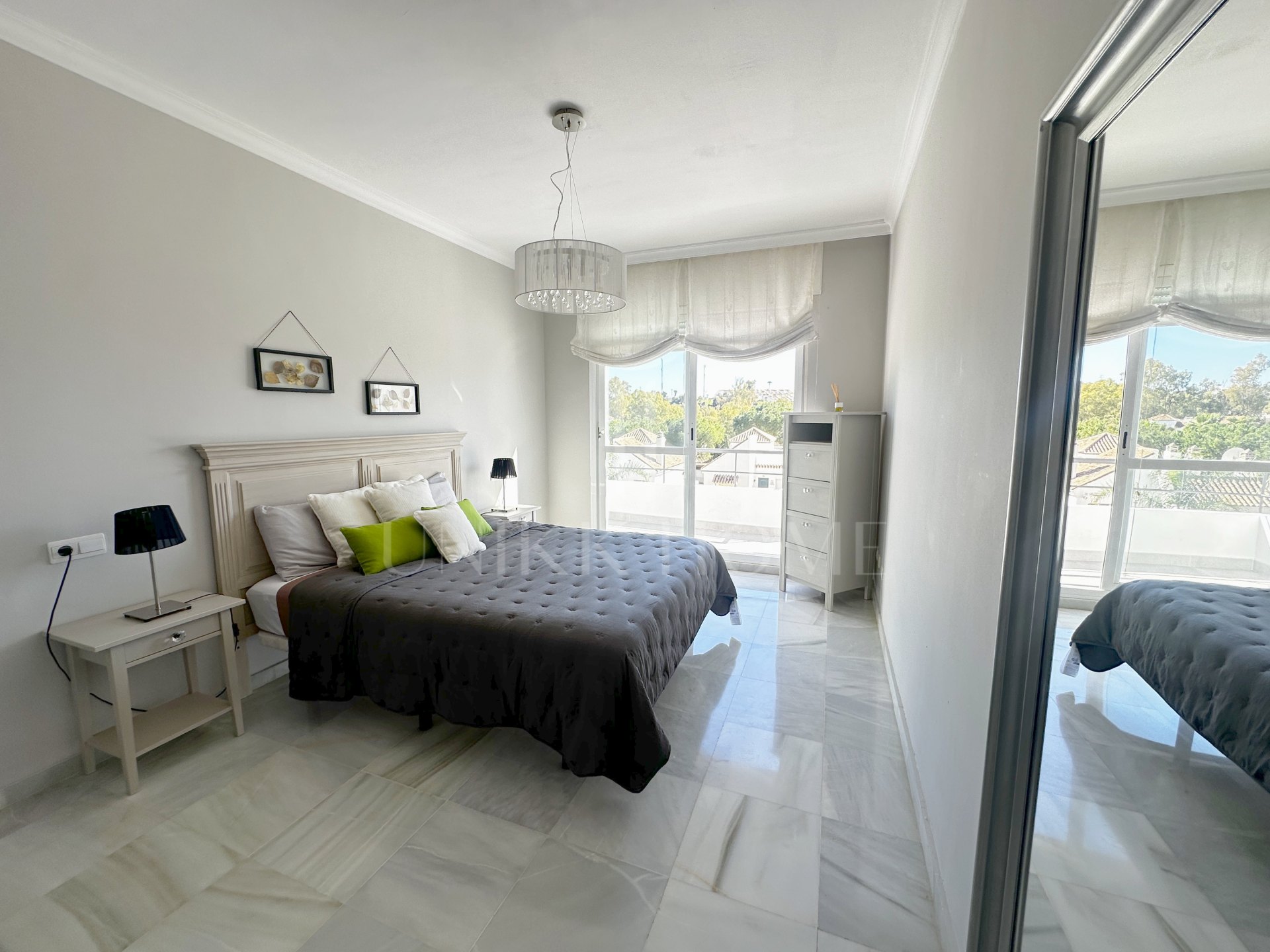 Apartamento de 2 dormitorios con vistas a La Concha y estilo de vida de golf en el corazón de Nueva Andalucía