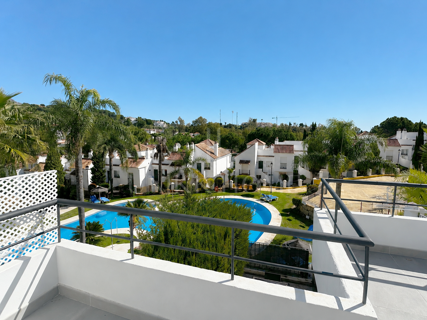 Apartamento de 2 dormitorios con vistas a La Concha y estilo de vida de golf en el corazón de Nueva Andalucía