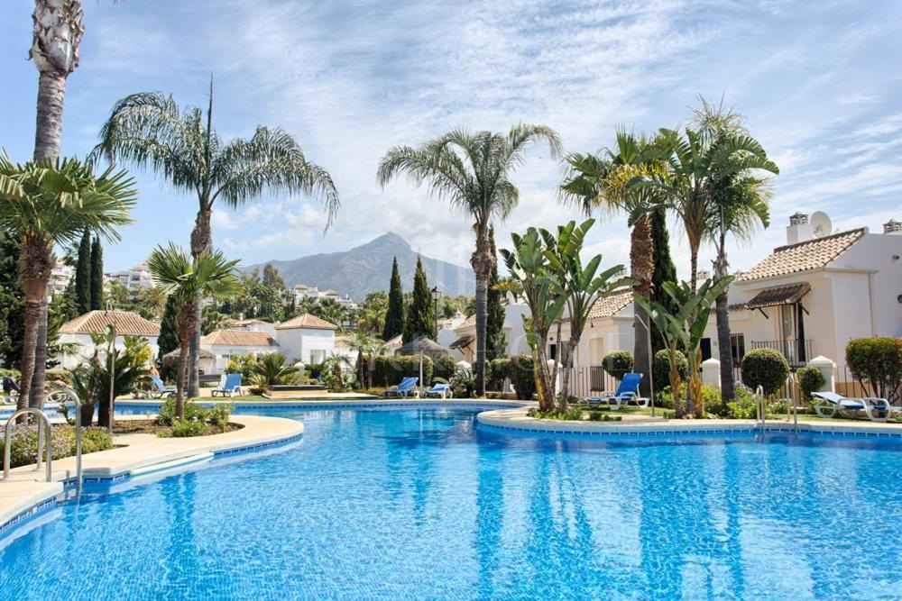 Apartamento de 2 dormitorios con vistas a La Concha y estilo de vida de golf en el corazón de Nueva Andalucía