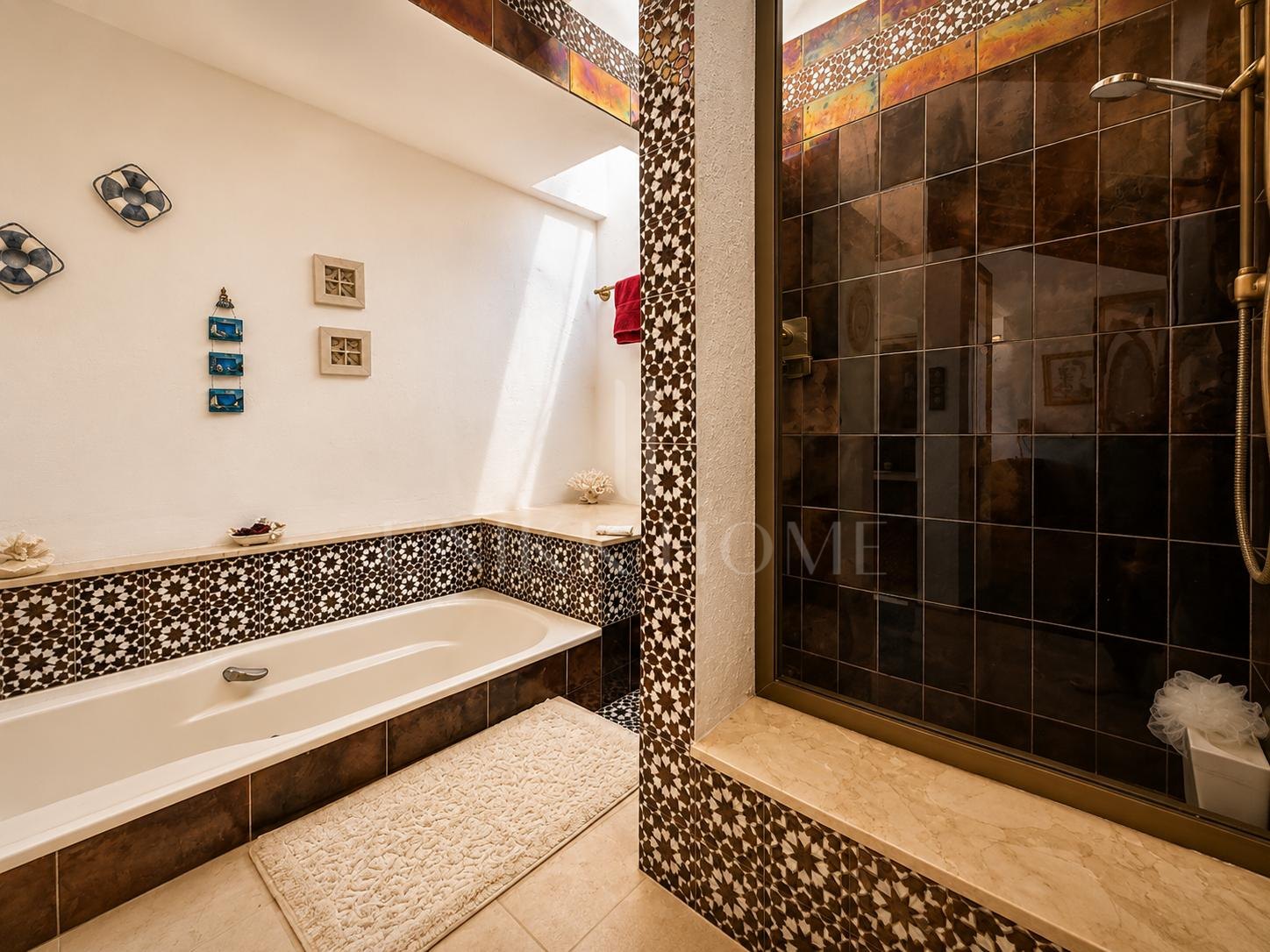 Villa Aubrey | Elegancia Andaluza con Vistas Panorámicas al Mediterráneo