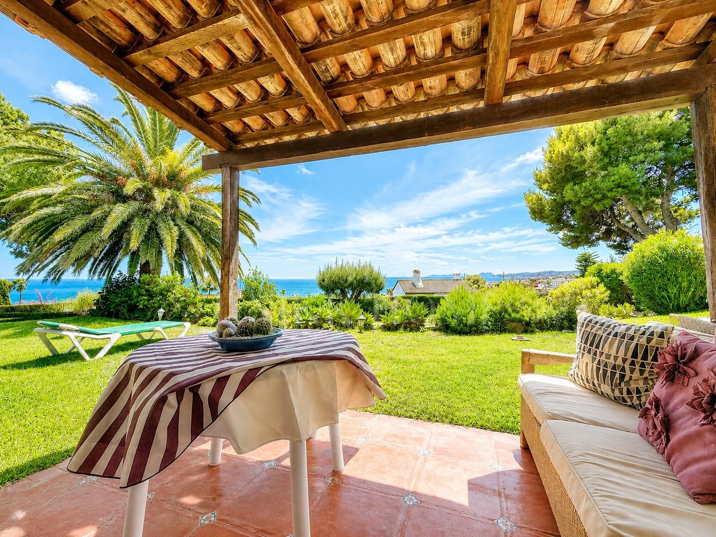 Villa Aubrey | Elegancia Andaluza con Vistas Panorámicas al Mediterráneo