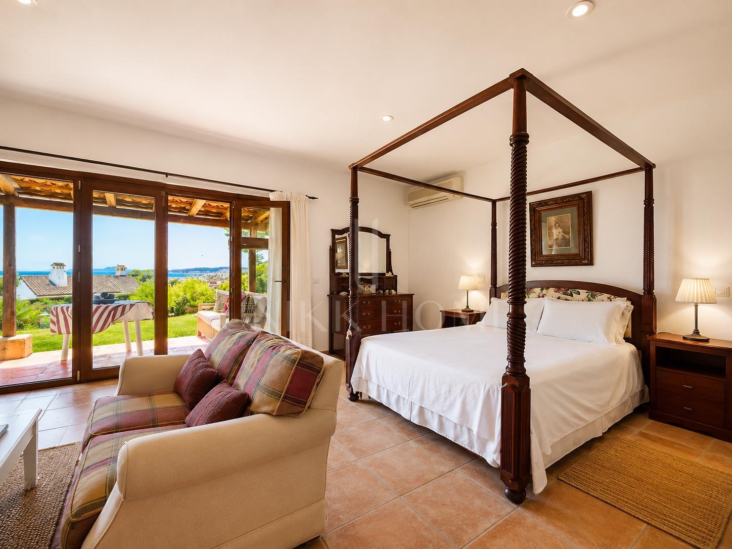 Villa Aubrey | Elegancia Andaluza con Vistas Panorámicas al Mediterráneo