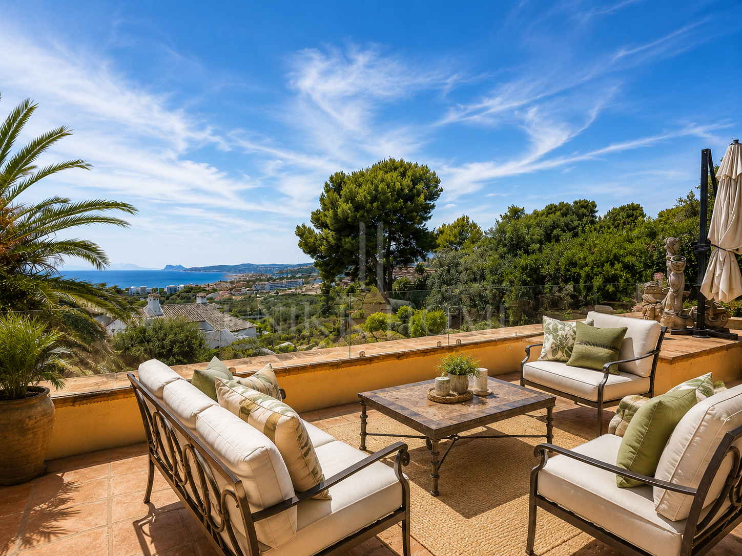 Villa Aubrey | Elegancia Andaluza con Vistas Panorámicas al Mediterráneo