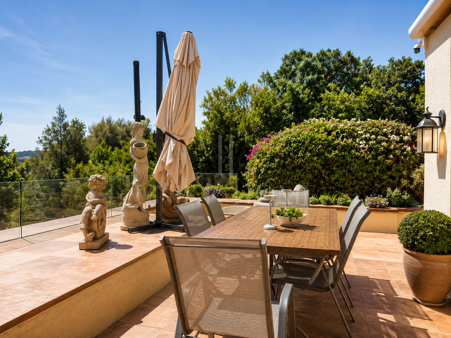 Villa Aubrey | Elegancia Andaluza con Vistas Panorámicas al Mediterráneo