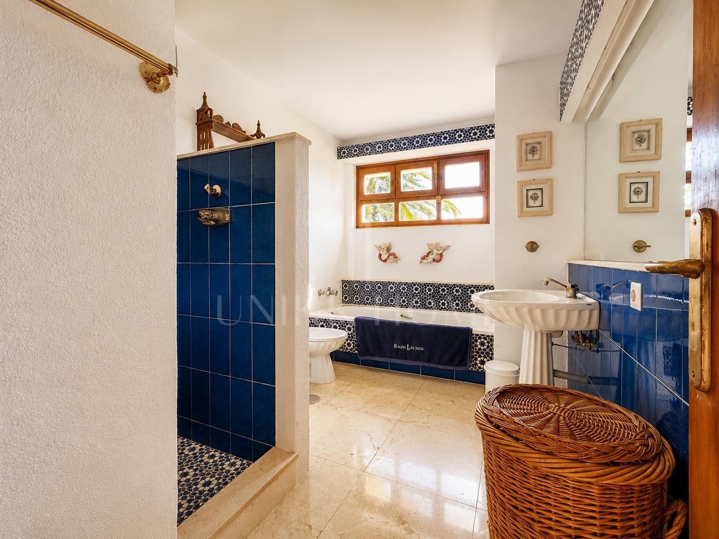 Villa Aubrey | Elegancia Andaluza con Vistas Panorámicas al Mediterráneo