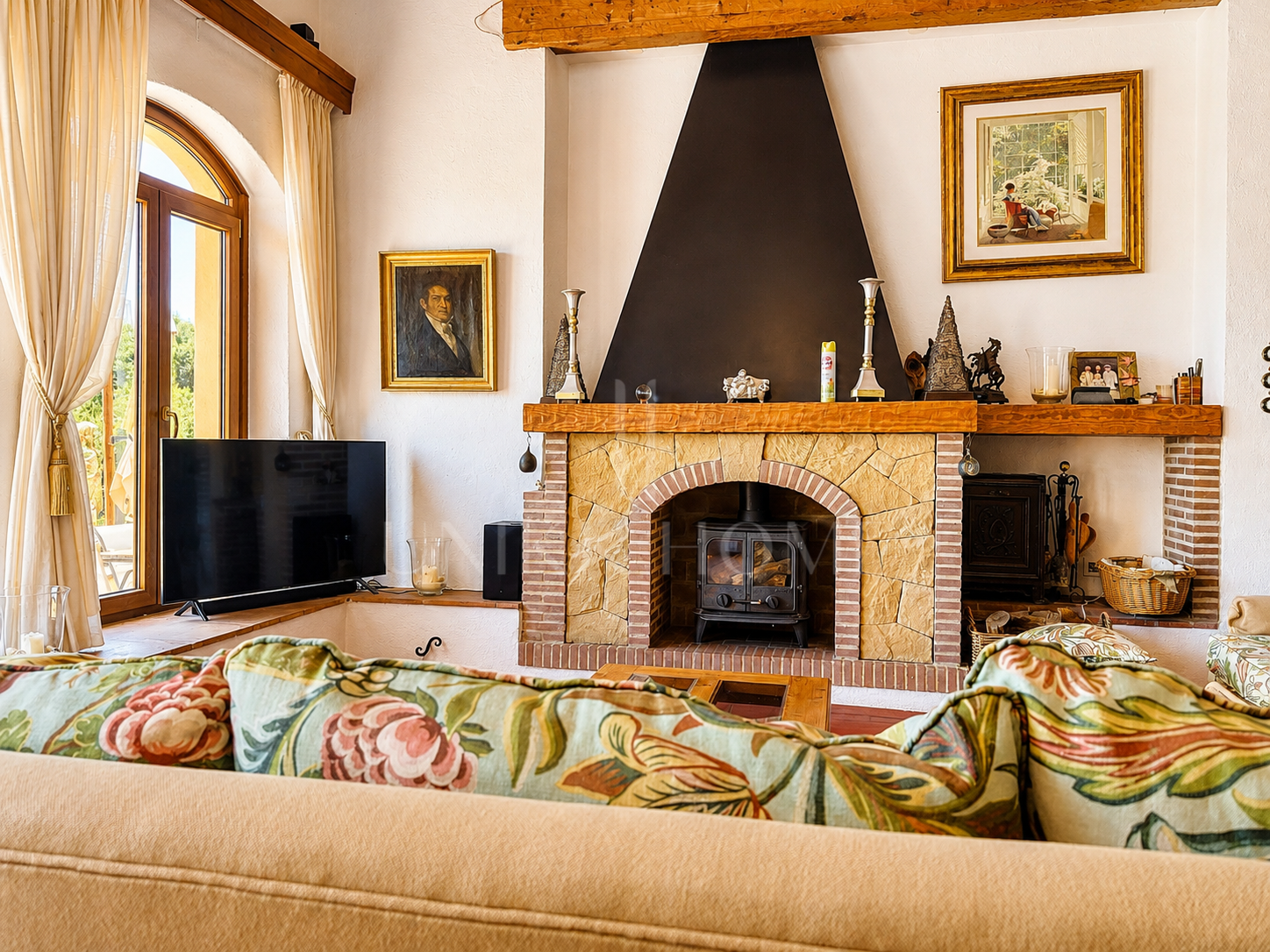 Villa Aubrey | Elegancia Andaluza con Vistas Panorámicas al Mediterráneo
