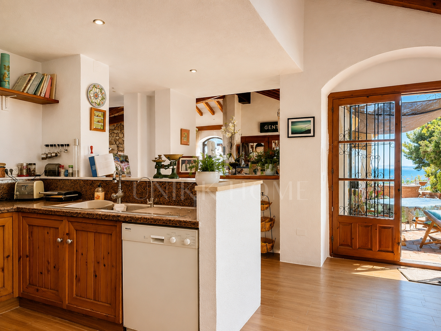 Villa Aubrey | Elegancia Andaluza con Vistas Panorámicas al Mediterráneo