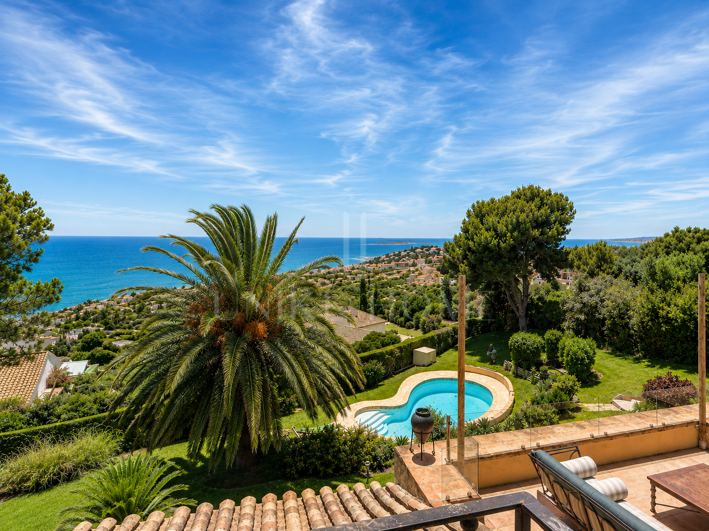 Villa Aubrey | Elegancia Andaluza con Vistas Panorámicas al Mediterráneo