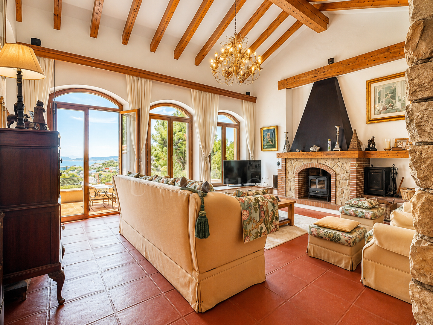 Villa Aubrey | Elegancia Andaluza con Vistas Panorámicas al Mediterráneo