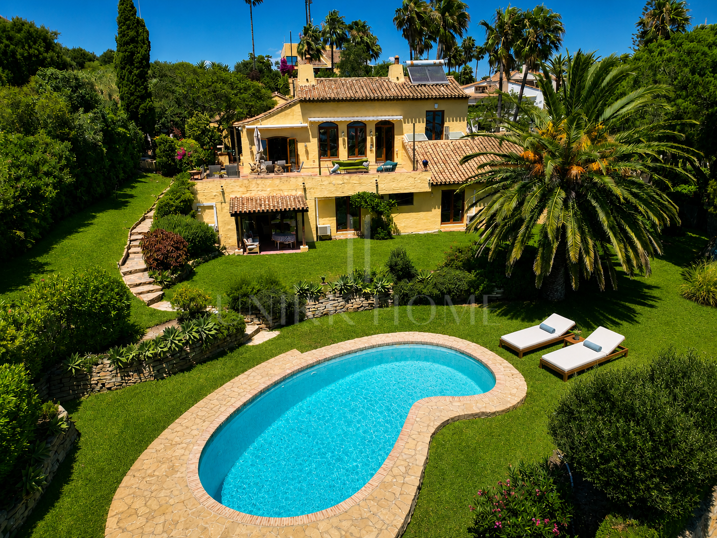 Villa Aubrey | Elegancia Andaluza con Vistas Panorámicas al Mediterráneo