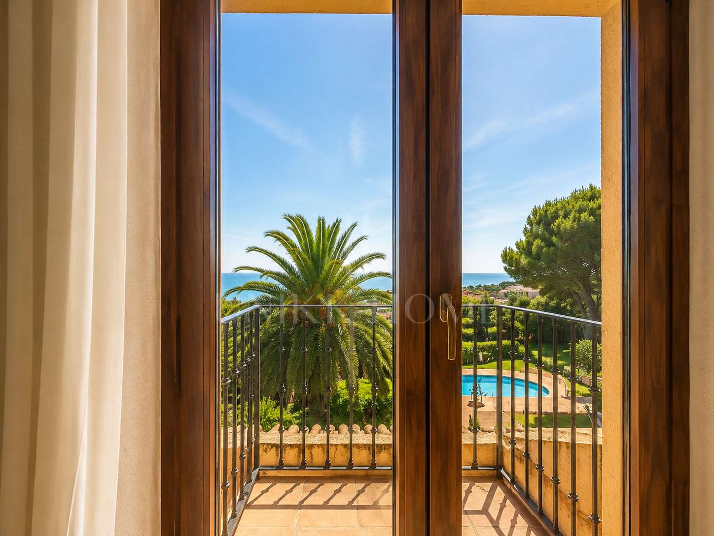 Villa Aubrey | Elegancia Andaluza con Vistas Panorámicas al Mediterráneo