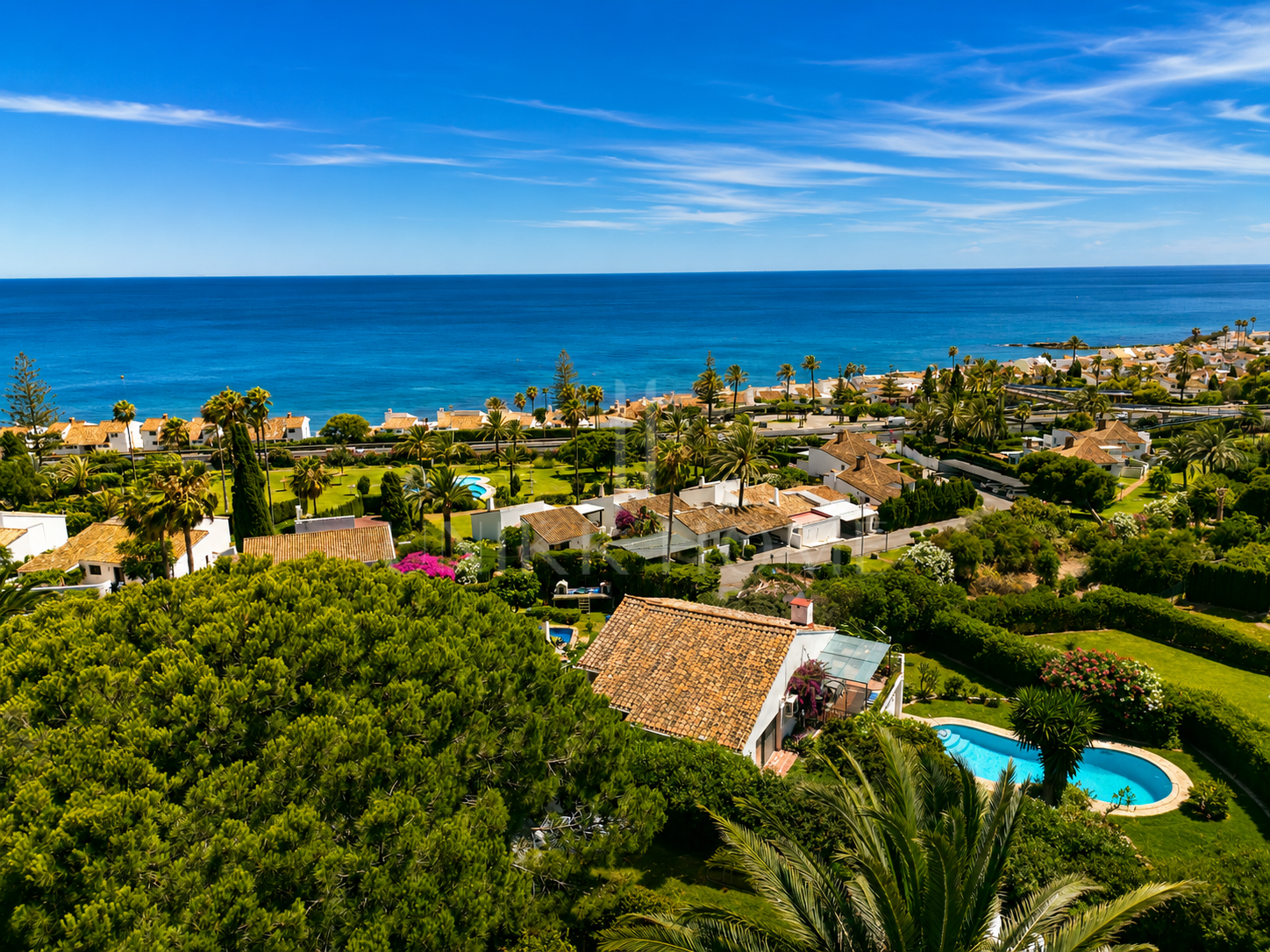 Villa Aubrey | Elegancia Andaluza con Vistas Panorámicas al Mediterráneo