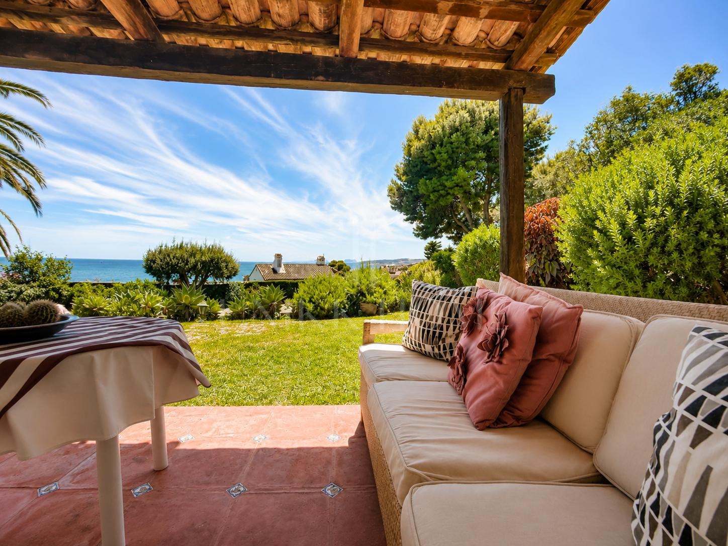 Villa Aubrey | Elegancia Andaluza con Vistas Panorámicas al Mediterráneo