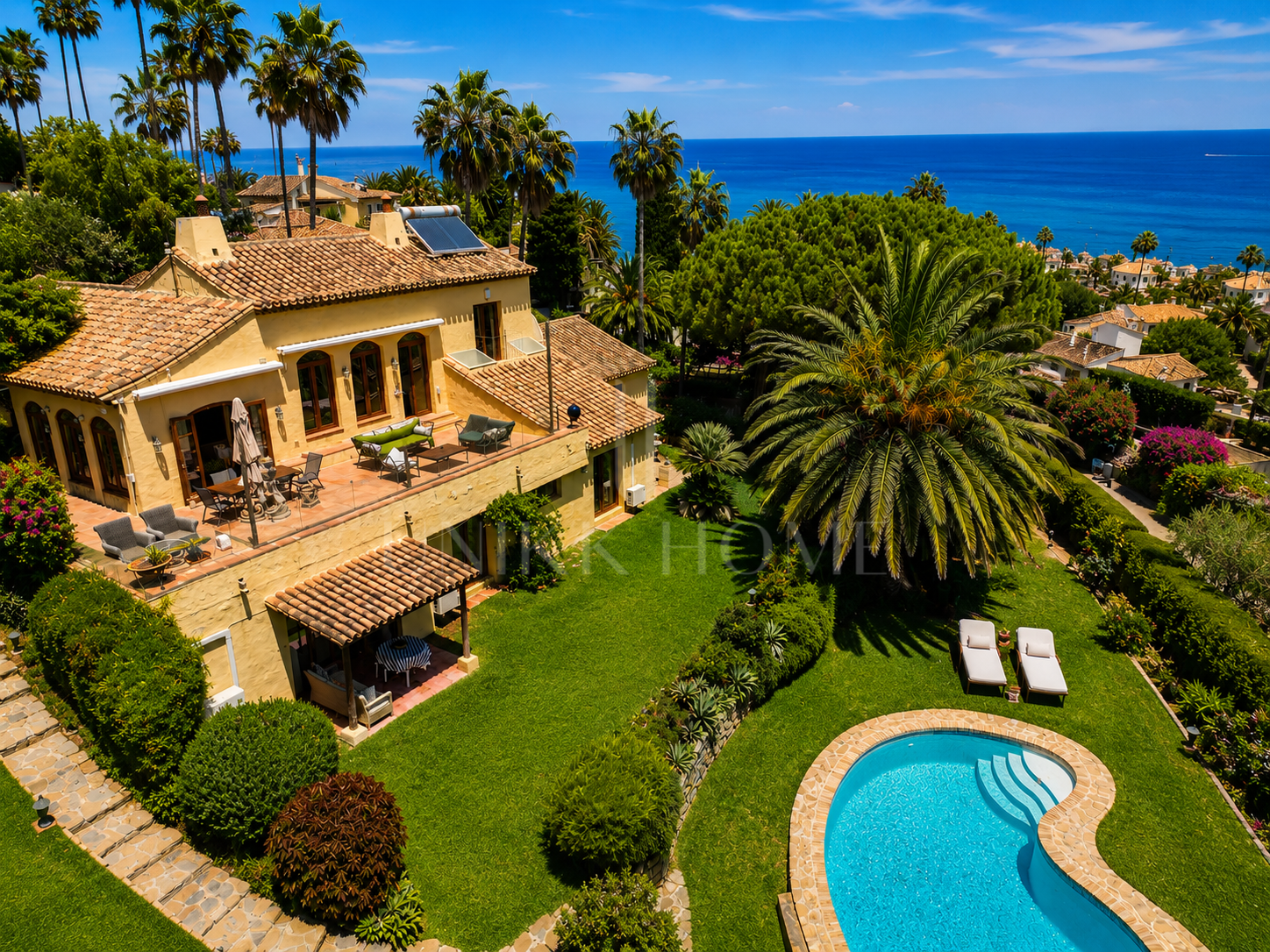 Villa Aubrey | Elegancia Andaluza con Vistas Panorámicas al Mediterráneo
