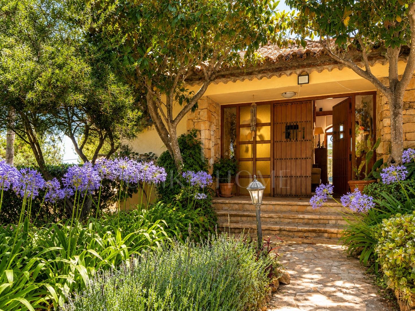 Villa Aubrey | Elegancia Andaluza con Vistas Panorámicas al Mediterráneo