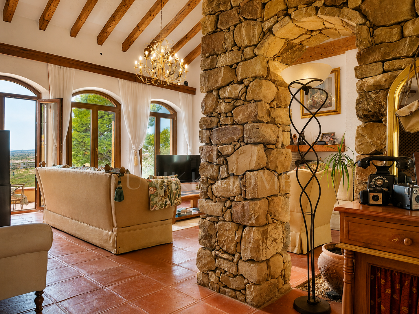 Villa Aubrey | Elegancia Andaluza con Vistas Panorámicas al Mediterráneo