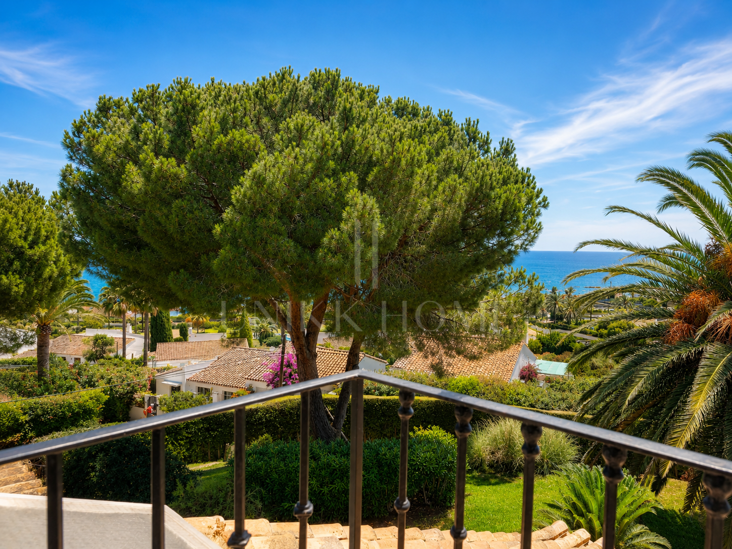 Villa Aubrey | Elegancia Andaluza con Vistas Panorámicas al Mediterráneo