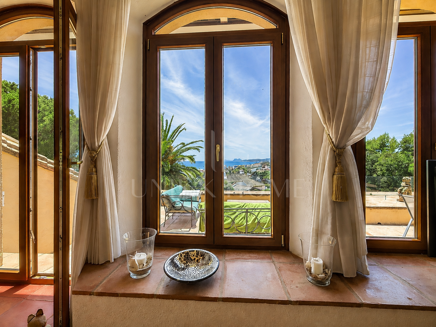 Villa Aubrey | Elegancia Andaluza con Vistas Panorámicas al Mediterráneo