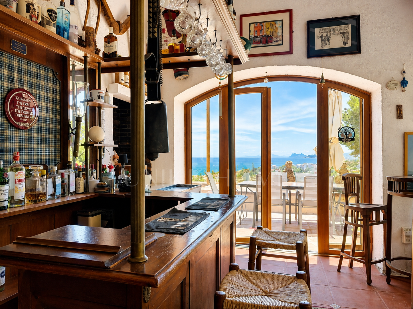 Villa Aubrey | Elegancia Andaluza con Vistas Panorámicas al Mediterráneo