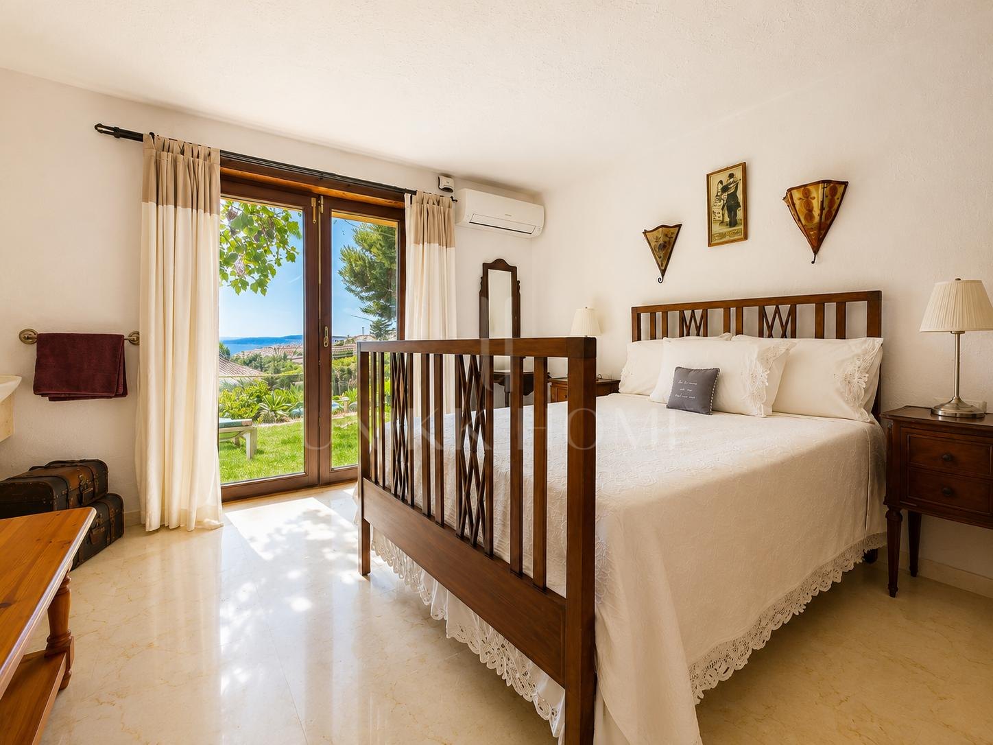 Villa Aubrey | Elegancia Andaluza con Vistas Panorámicas al Mediterráneo