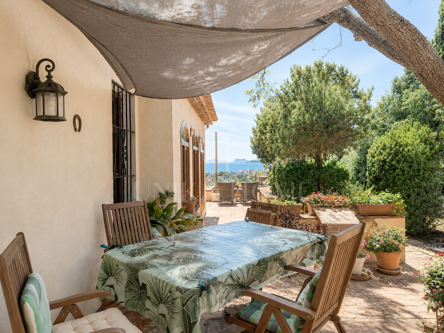 Villa Aubrey | Elegancia Andaluza con Vistas Panorámicas al Mediterráneo
