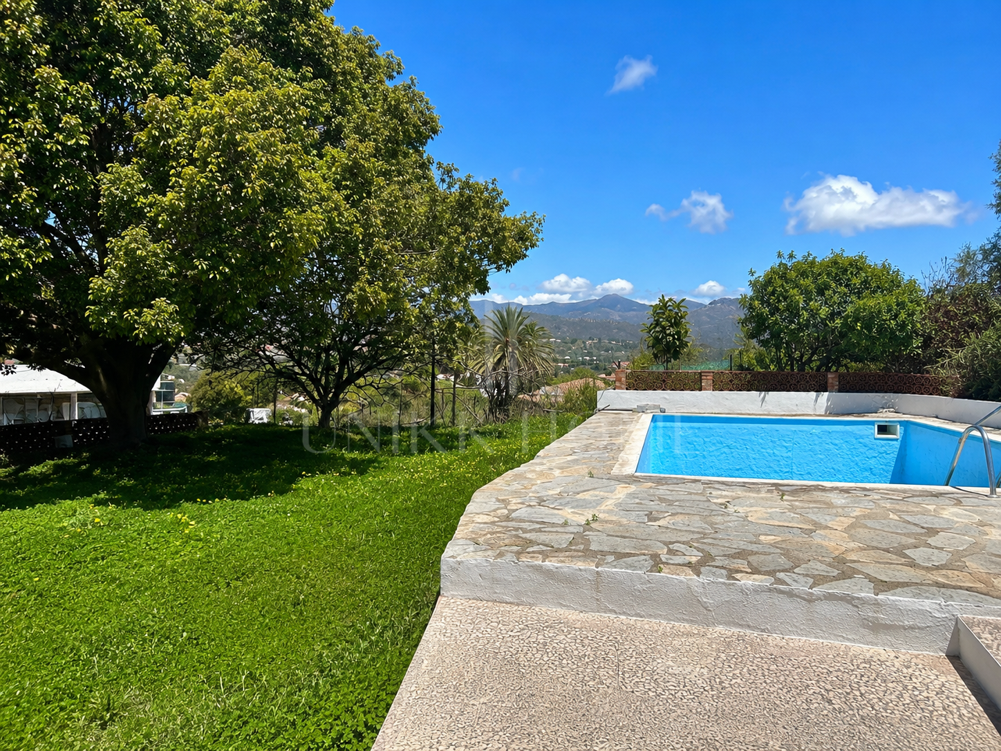 Finca Andaluza con Vistas al Mar y 30.000 m² de Terreno en Guadalmansa - Cancelada, Estepona